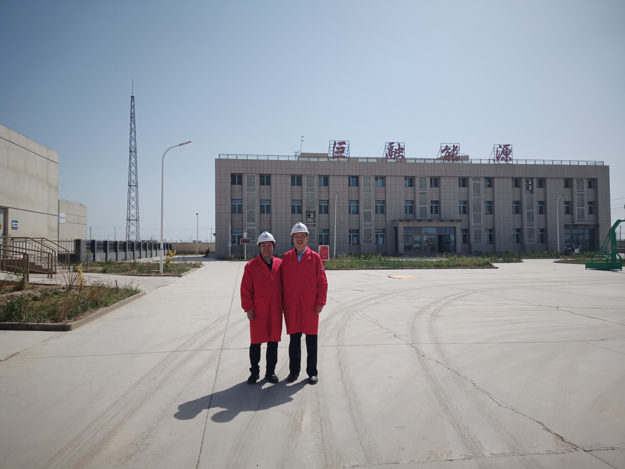 巨融能源副總裁與前來考察減排項(xiàng)目的德國馬博油氣公司亞太和北美區(qū)總裁關(guān)潯先生在巴州巨融工廠合影.png